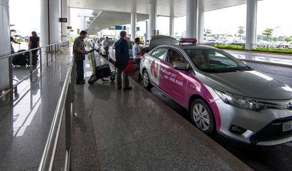 Nạn taxi dù rình rập lừa đảo hành khách ở sân bay Nội Bài
